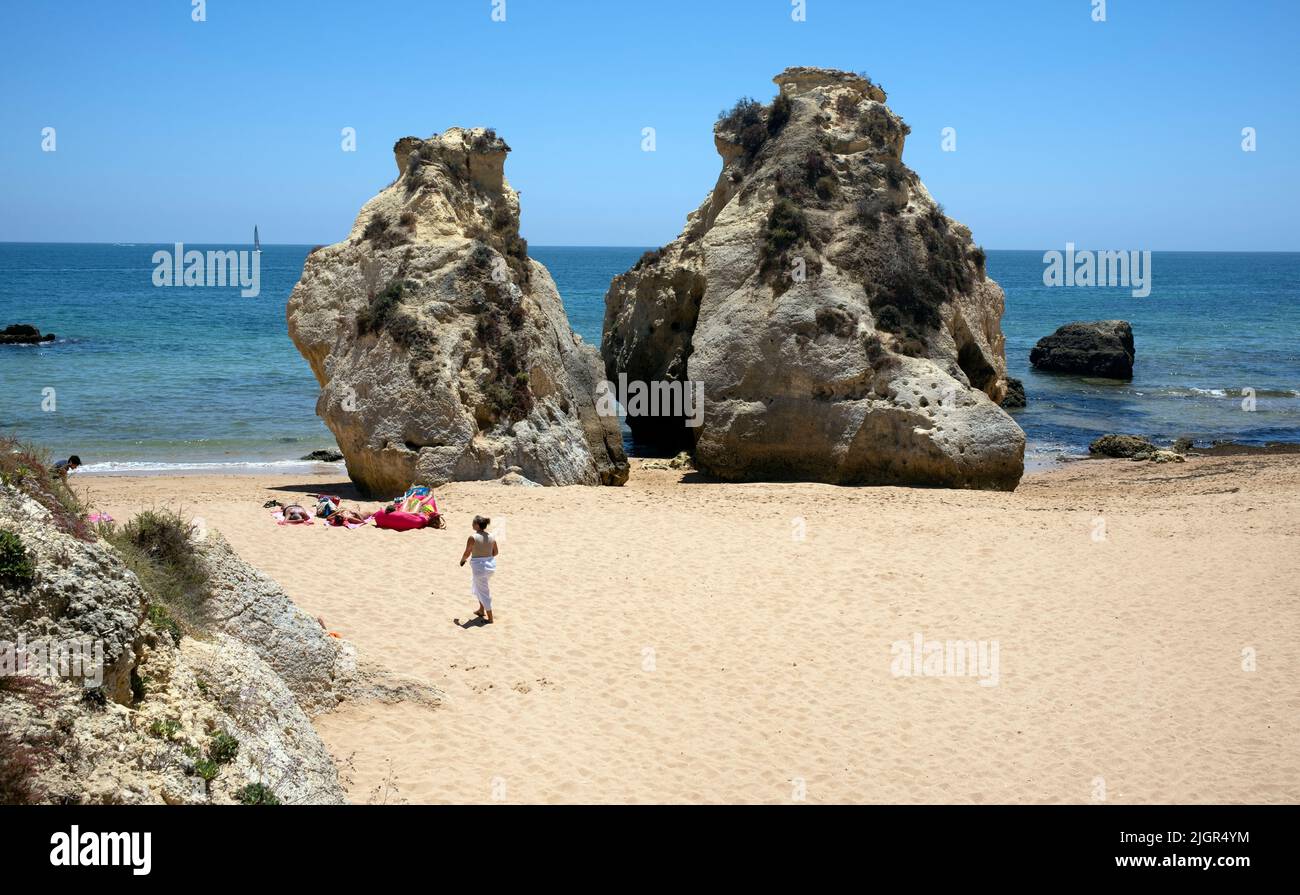 Felssäulen und weißer Sandstrand im Porches-Gebiet; Bezirk Lagoa, Algarve, Portugal Stockfoto