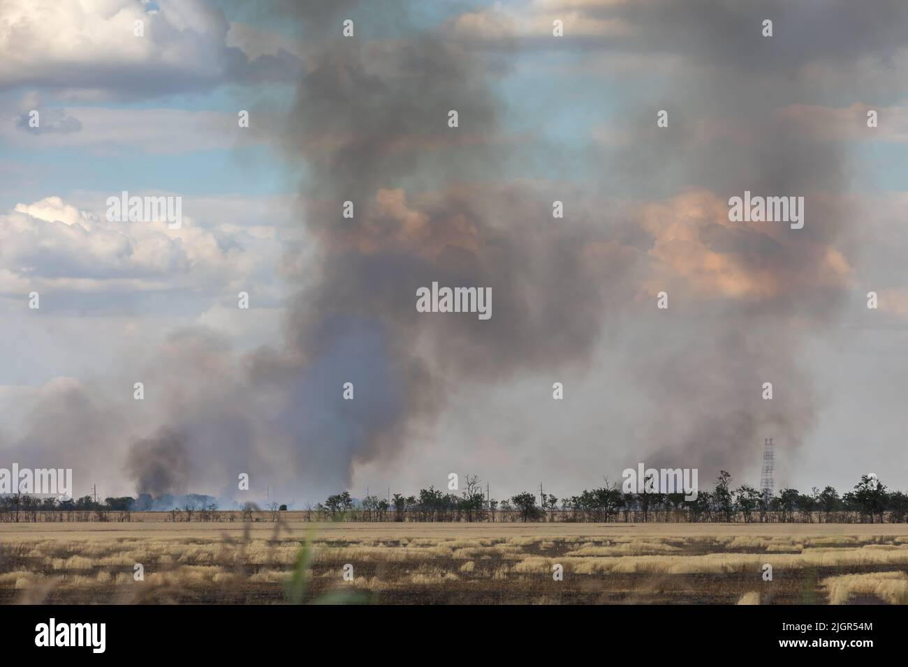 Südregion, Ukraine. 11.. Juli 2022. Weizenfelder, die in den südlichen Regionen der Ukraine bei Feuer und Rauch gesehen werden. (Foto von Mykhaylo Palinchak/SOPA Images/Sipa USA) Quelle: SIPA USA/Alamy Live News Stockfoto