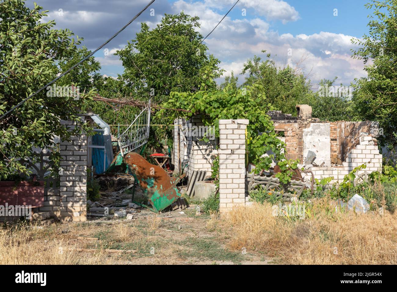 Südregion, Ukraine. 11.. Juli 2022. Zerstörte Häuser in Siedlungen in der Südukraine als Folge der Invasion der russischen Truppen. (Foto von Mykhaylo Palinchak/SOPA Images/Sipa USA) Quelle: SIPA USA/Alamy Live News Stockfoto