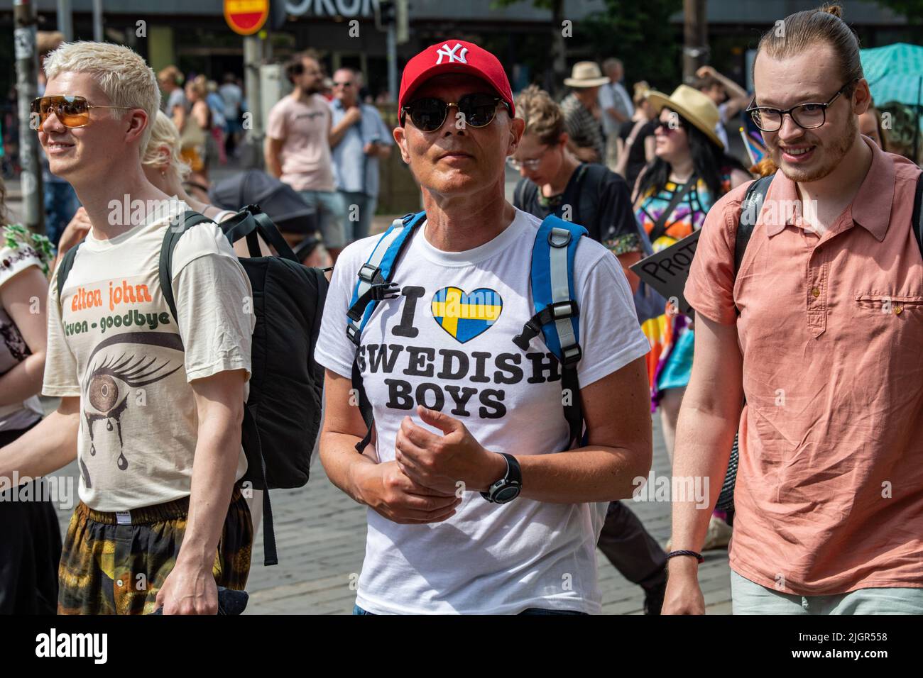 Mann mit T-Shirt „I Love Swedish Boys“ bei der Helsinki Pride 2022 Parade in Mannerheimintie, Helsinki, Finnland Stockfoto