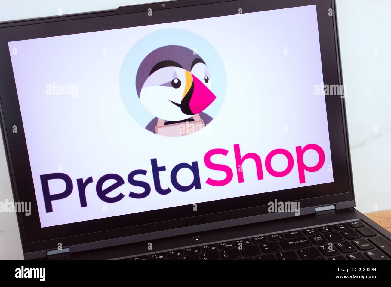 KONSKIE, POLEN - 11. Juli 2022: Das Logo der PrestaShop E-Commerce-Plattform wird auf dem Bildschirm des Laptops angezeigt Stockfoto