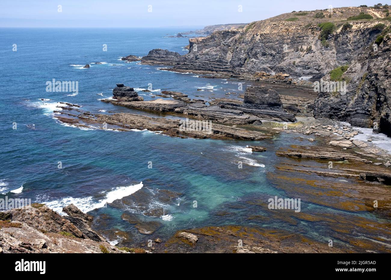 Die steilen Klippen, von oben gesehen, entlang des Fishermens Path, des Naturparks Southwest Alentejo und der Vicentine Coast, Algarve, Portugal Stockfoto