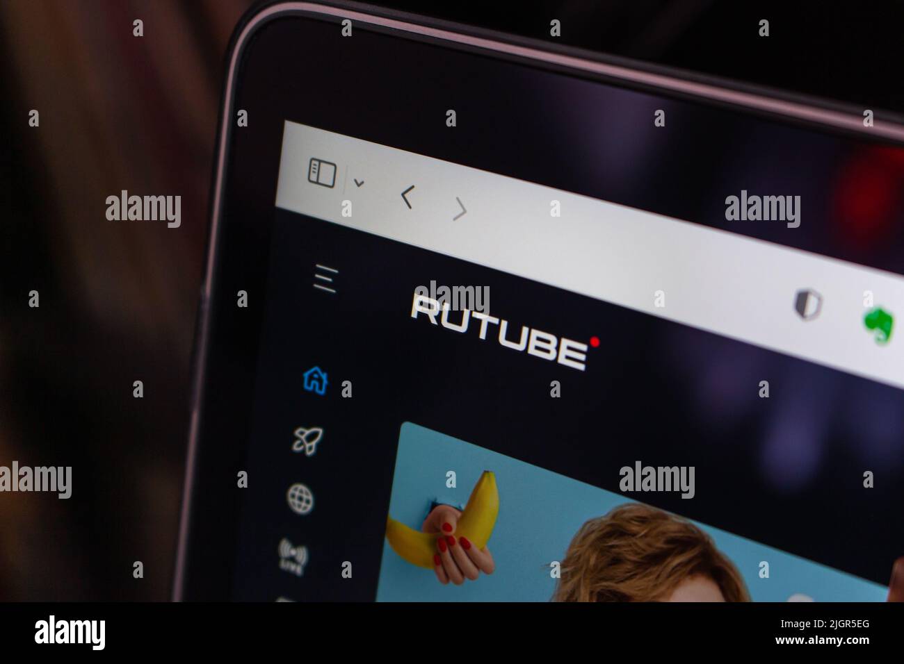 Kumamoto, JAPAN - Jun 27 2022 : Ein Nahauftritts-Logo von Rutube, einer russischen Videoplattform im Besitz von Gazprom-Media, auf ihrer Website auf einem Laptop. Stockfoto