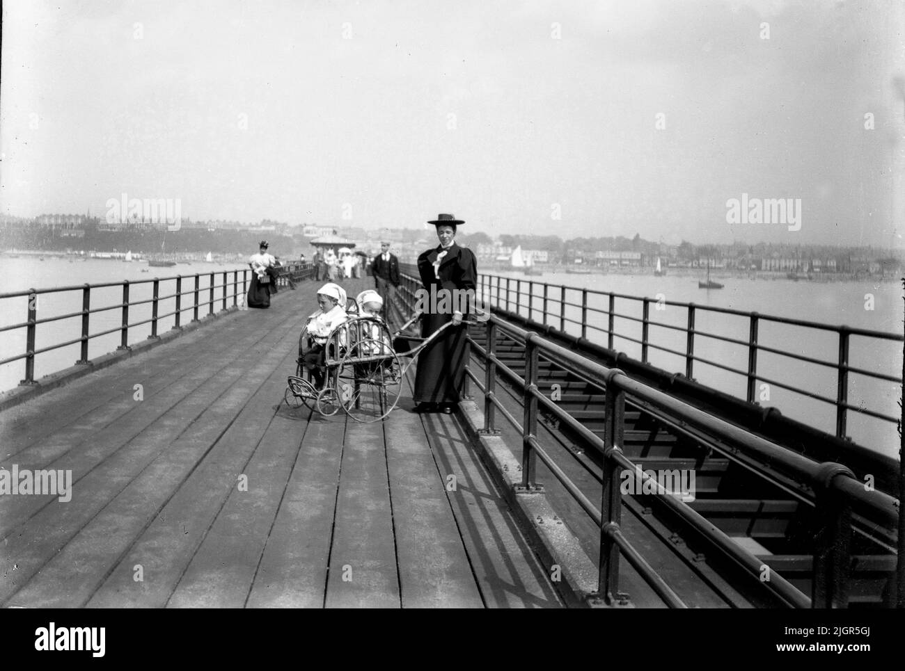 Southend on Sea Frau mit Zwillingen im Kinderwagen auf dem Victorian Pier im Jahr 1900 Stockfoto