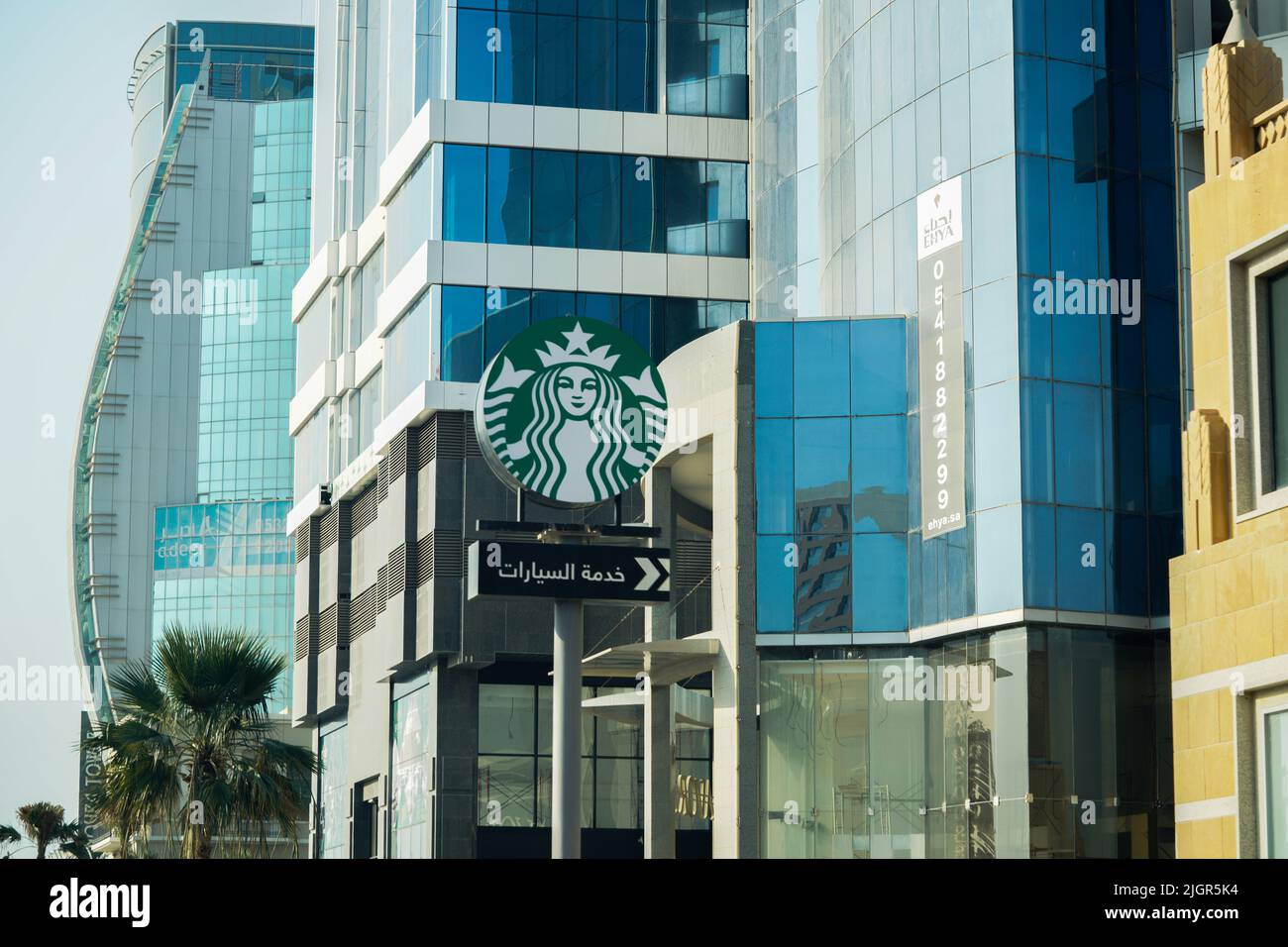 Arabisches Starbuck Drive-Thru-Schild, Starbucks-Schild in der Innenstadt. Stockfoto