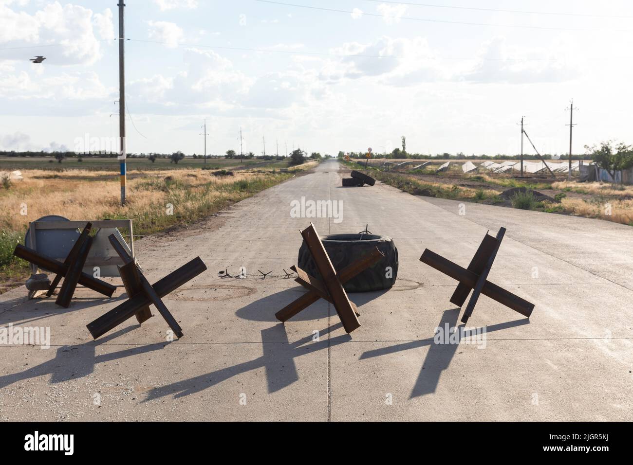 Südregion, Ukraine. 11.. Juli 2022. Tankschutzbarrieren und Autoreifen sind in den südlichen Regionen der Ukraine auf der Straße zu sehen. (Bild: © Mykhaylo Palinchak/SOPA Images via ZUMA Press Wire) Stockfoto