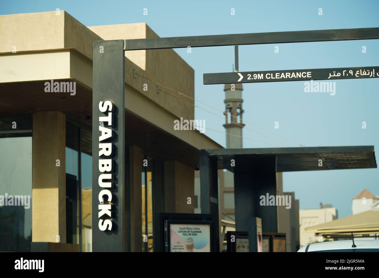 Arabisches Starbuck Drive-Thru-Schild, Starbucks-Schild in der Innenstadt. Saudi-Arabien, Stockfoto