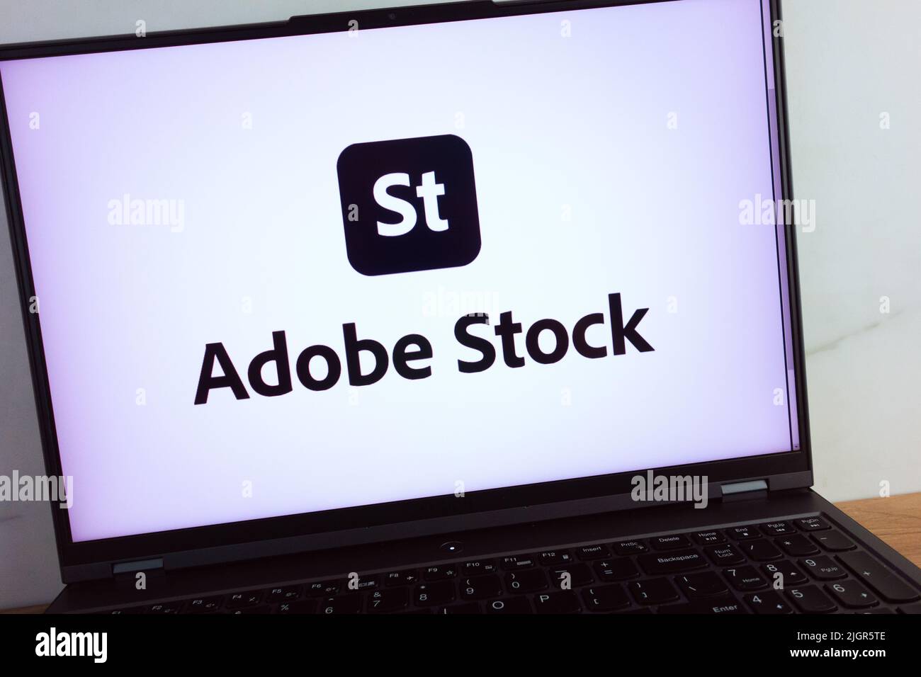 KONSKIE, POLEN - 11. Juli 2022: Logo des Adobe Stock Photography Service, das auf dem Bildschirm des Laptops angezeigt wird Stockfoto