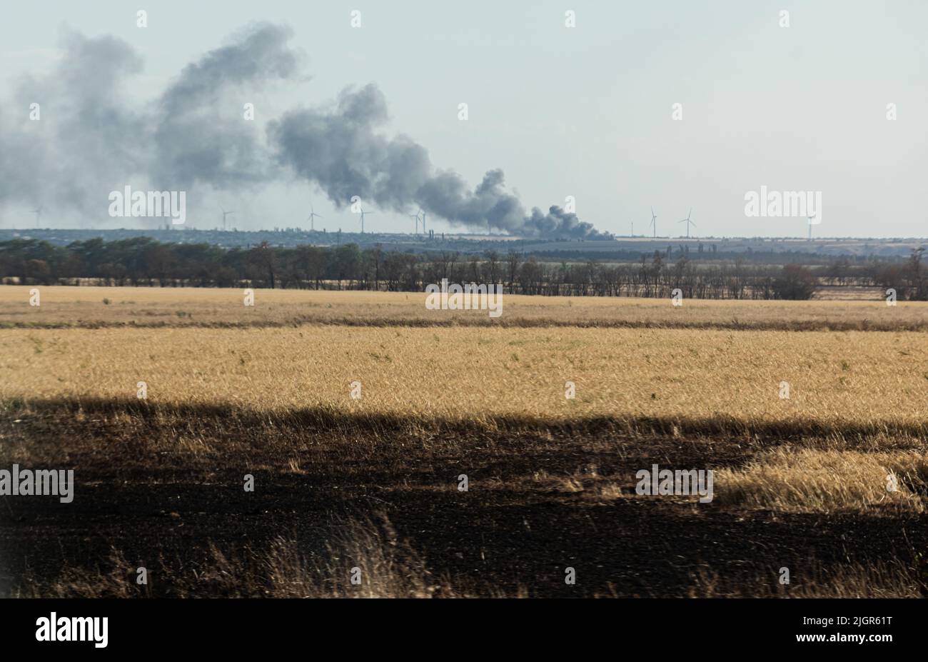 Südregion, Ukraine. 11.. Juli 2022. Weizenfelder, die in den südlichen Regionen der Ukraine bei Feuer und Rauch gesehen werden. (Bild: © Mykhaylo Palinchak/SOPA Images via ZUMA Press Wire) Stockfoto