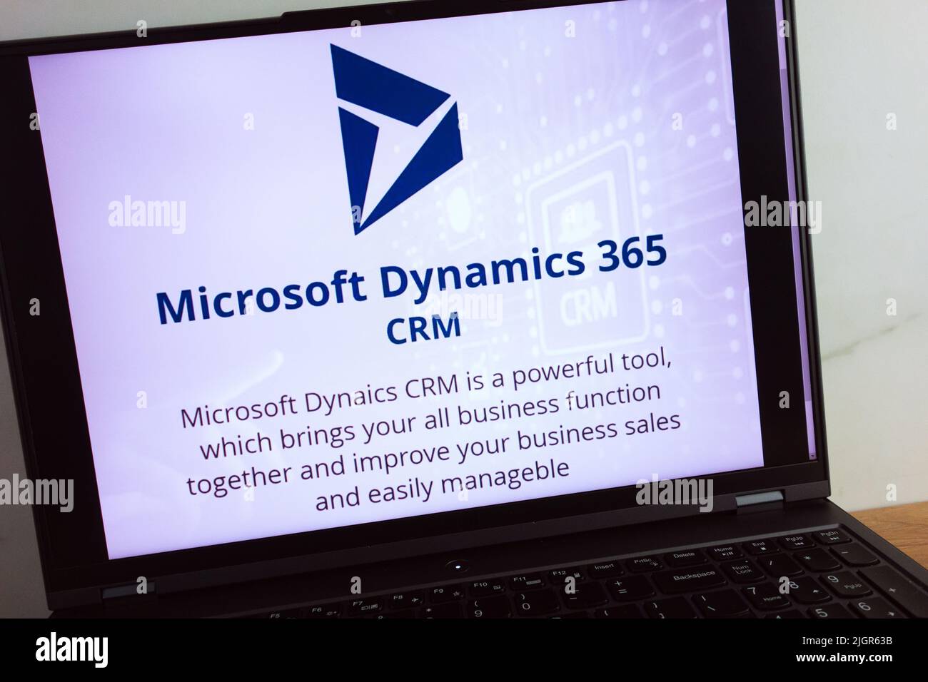KONSKIE, POLEN - 11. Juli 2022: Das Logo des Microsoft Dynamics 365 CRM-Tools wird auf dem Bildschirm des Laptops angezeigt Stockfoto
