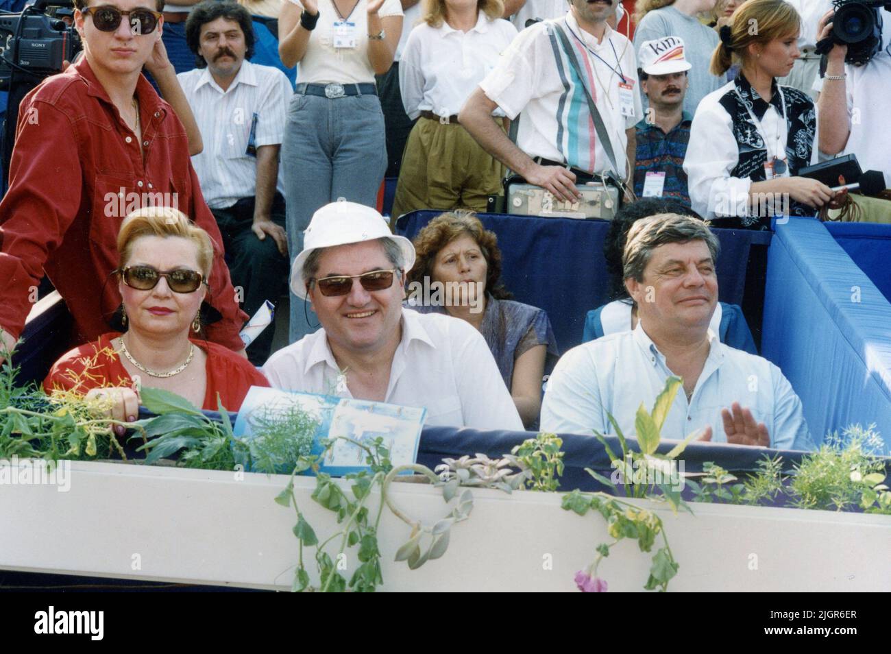 Dumitru Dragomir, ehemaliger Präsident der Rumänischen Profi-Liga mit seiner Frau, ca. 1993 Stockfoto