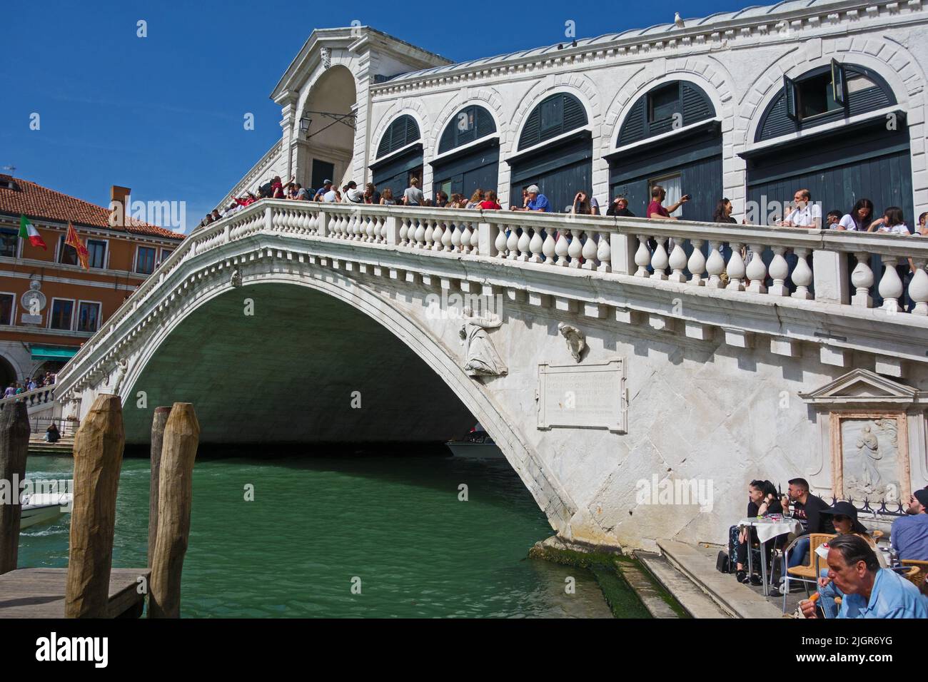 VENEDIG, ITALIEN - 21. APRIL 2019 Touristen auf der Rialtobrücke - Grand Canal Stockfoto