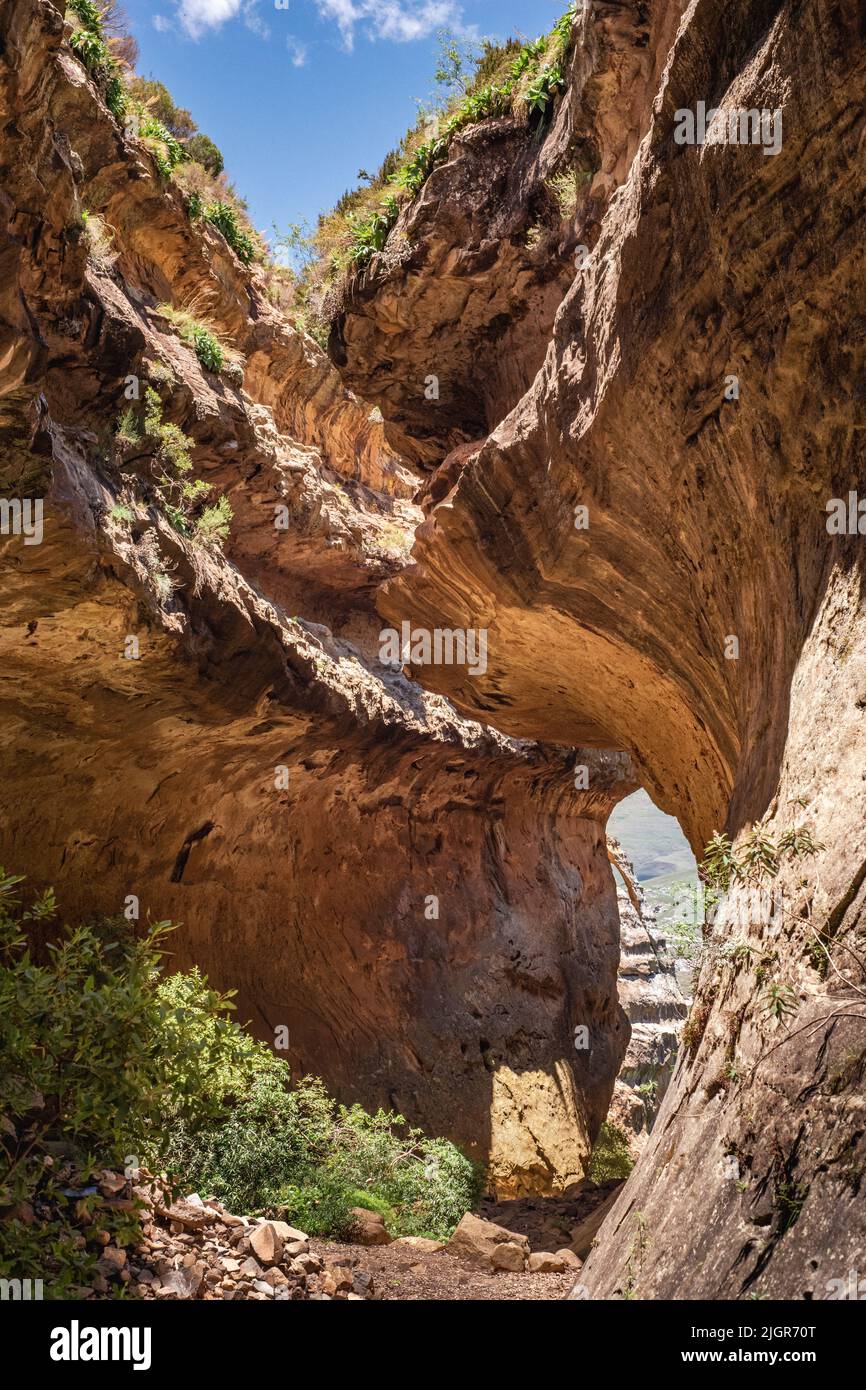 Blick mit einem Fenster zwischen den Felsen auf der Echo Ravine Wanderung im Golden Gate Highlands National Park in der Nähe von Clarens, Südafrika Stockfoto