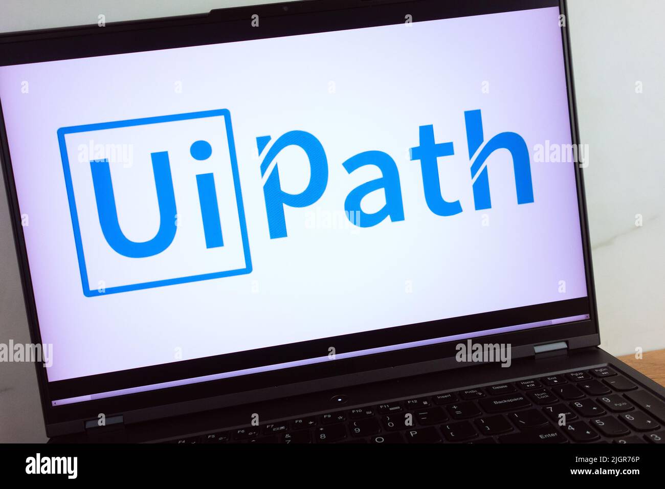 KONSKIE, POLEN - 11. Juli 2022: Logo des globalen Softwareunternehmens UiPath auf dem Bildschirm eines Laptops Stockfoto
