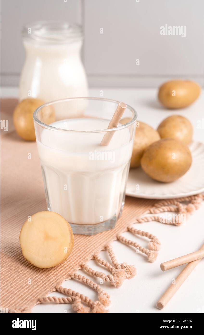 Ein Glas Kartoffelmilch auf dem Tisch. Alternative Milch Auf Pflanzlicher Basis Stockfoto