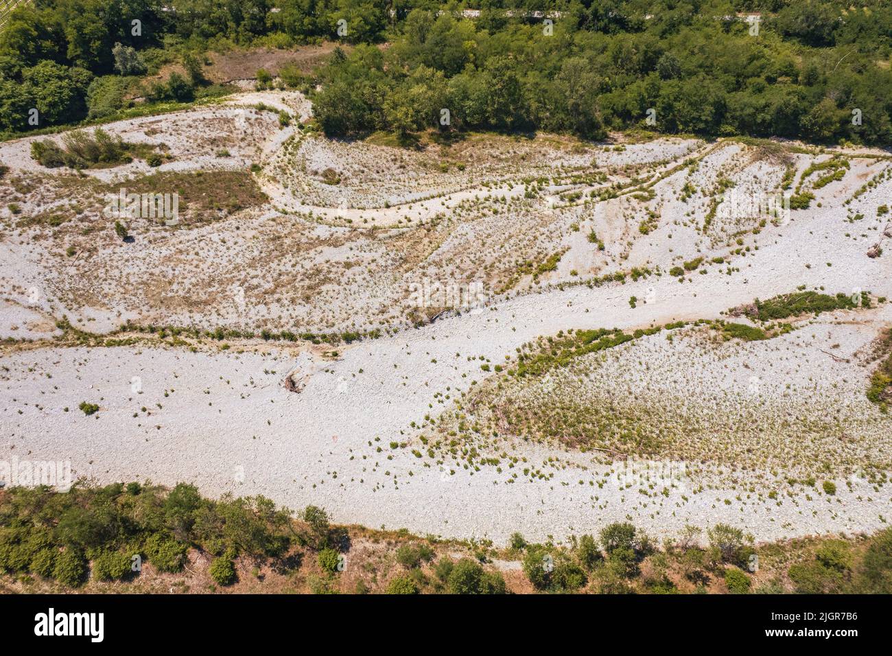 Beispiellose Dürre im Po-Fluss aufgrund von langen Niederschlagsmangels. Saluzzo, Italien - Juli 2022 Stockfoto