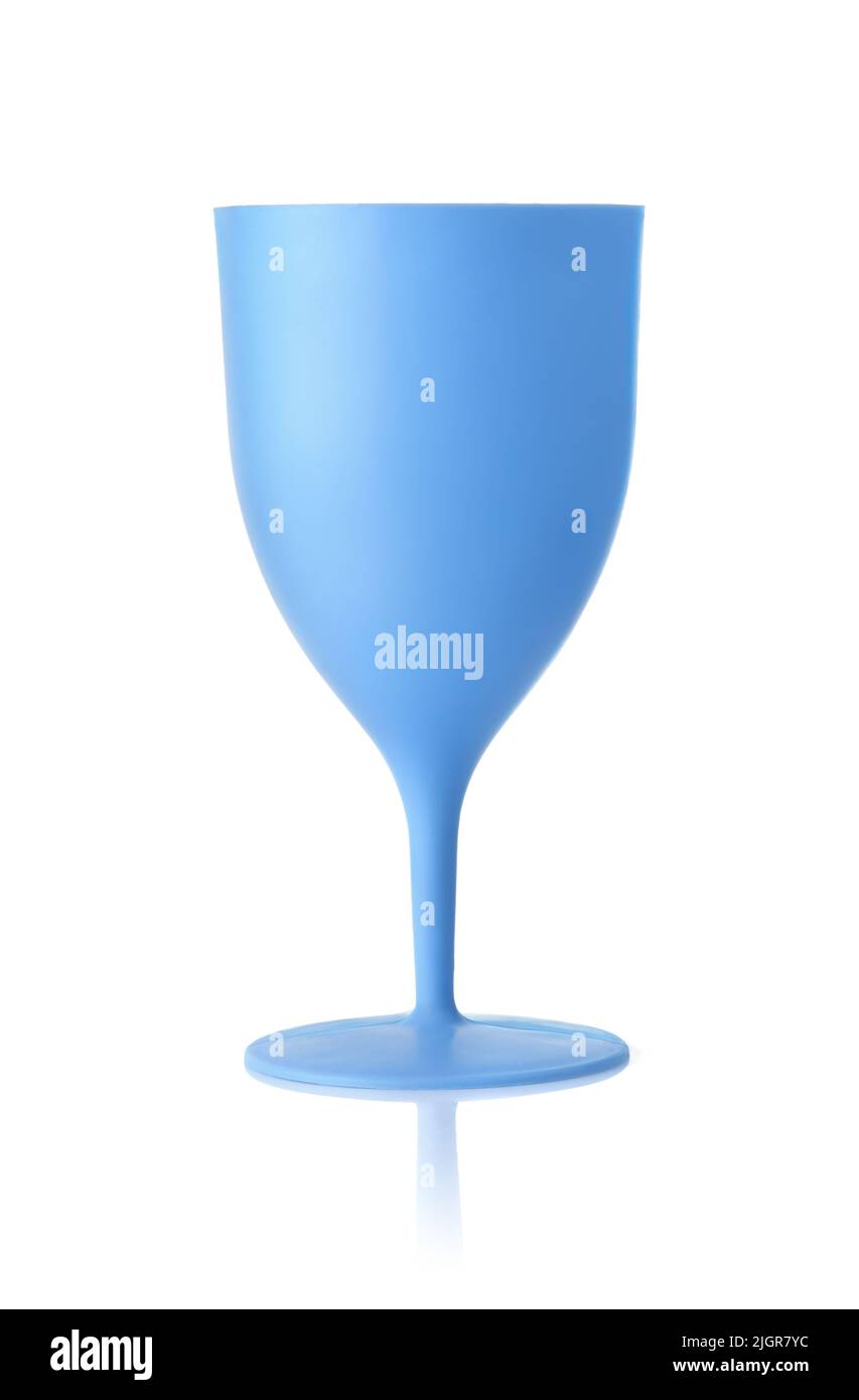 Vorderansicht des blauen Weinglases aus Kunststoff, isoliert auf Weiß Stockfoto