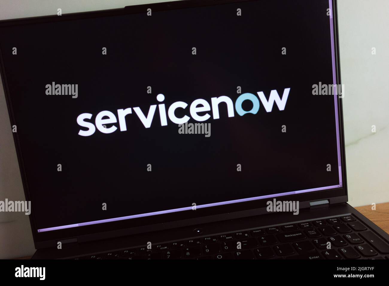 KONSKIE, POLEN - 11. Juli 2022: Das Logo des Softwareunternehmens ServiceNow wird auf dem Bildschirm des Laptops angezeigt Stockfoto