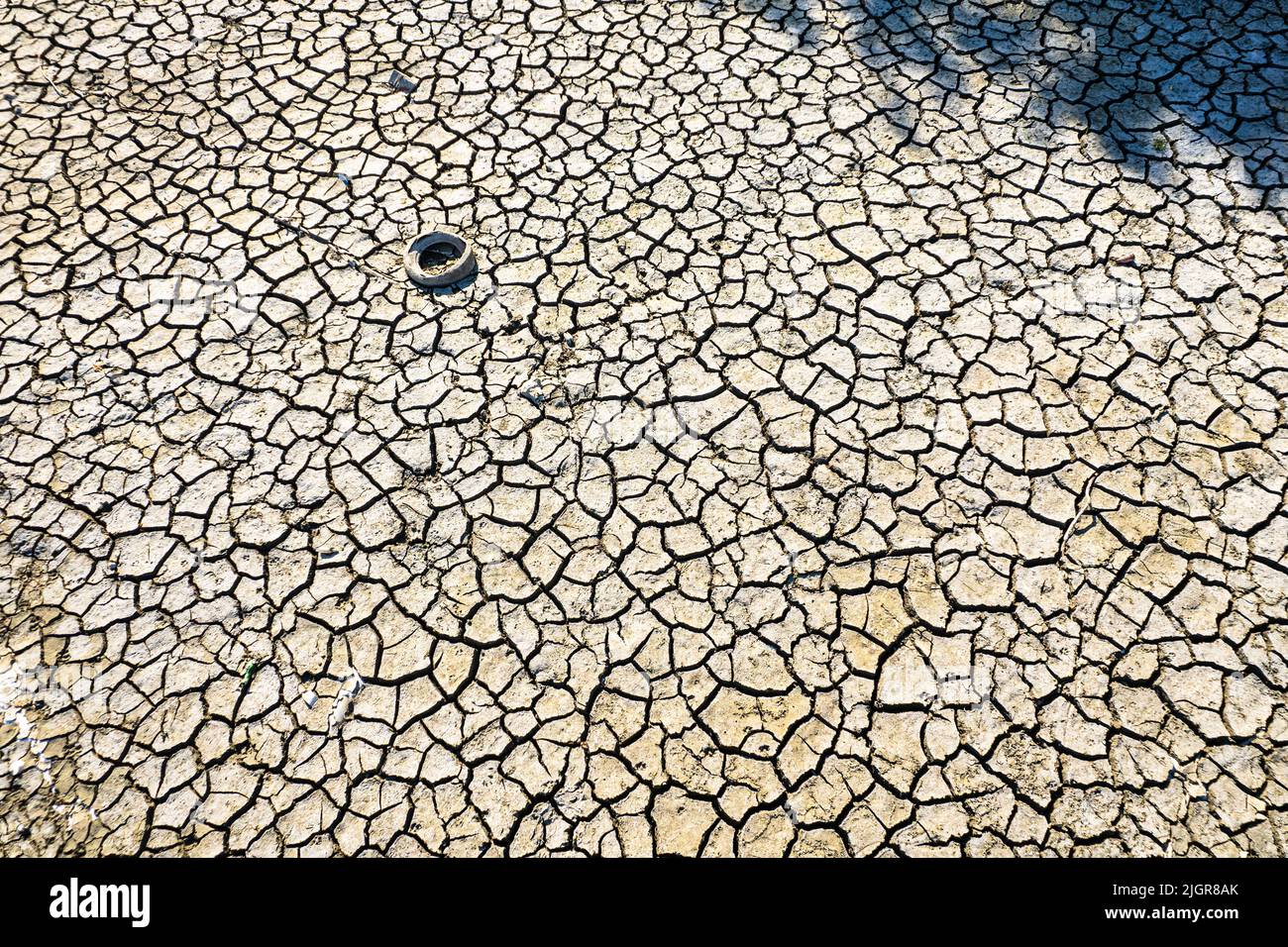 Alte Reifen, die illegal im Po-Fluss verlassen wurden, sind aufgrund von Dürre sichtbar. Carmagnola, Italien - Juli 2022 Stockfoto
