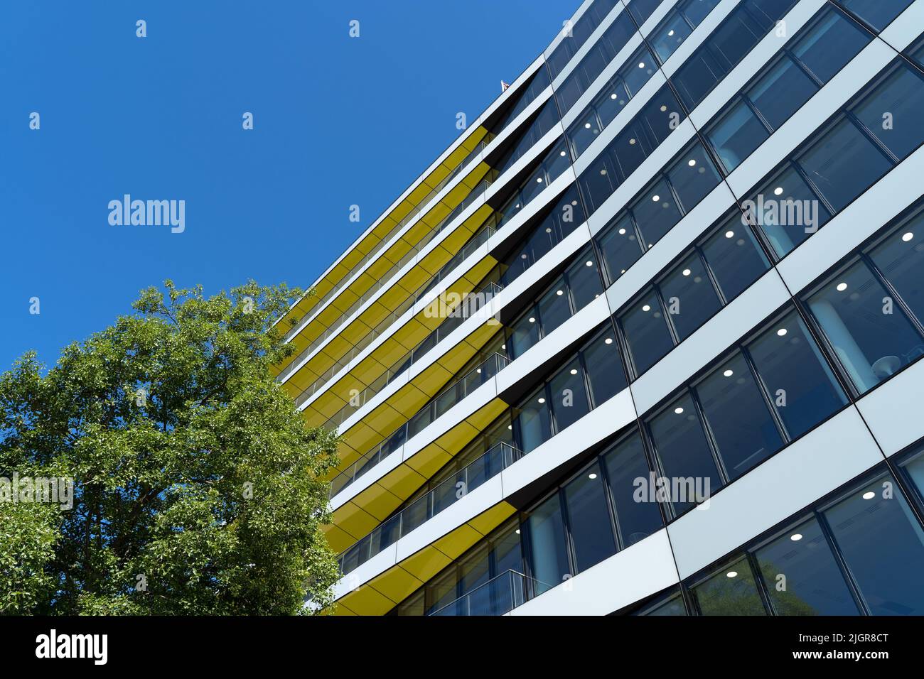 Bürogebäude mit gelber Verkleidung bei Tageslicht Stockfoto