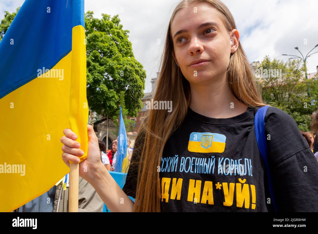 Krakau, Polen. 12.. Juli 2022. Ukrainische junge Frau hält ukrainische Flagge während einer Zeremonie, die einen Namen Unabhängige Ukraine auf einem Platz in der Altstadt von Krakau gibt., Polen am 12. Juli 2022 betont die lokale Regierung, dass sie die Entscheidung getroffen haben, Unterstützung und Einheit mit dem ukrainischen Volk zu zeigen. Der Ort für den ukrainischen Unabhängigkeitsplatz wurde bewusst in unmittelbarer Nähe des russischen Konsulats in Krakau gewählt. (Foto von Dominika Zarzycka/Sipa USA) Quelle: SIPA USA/Alamy Live News Stockfoto