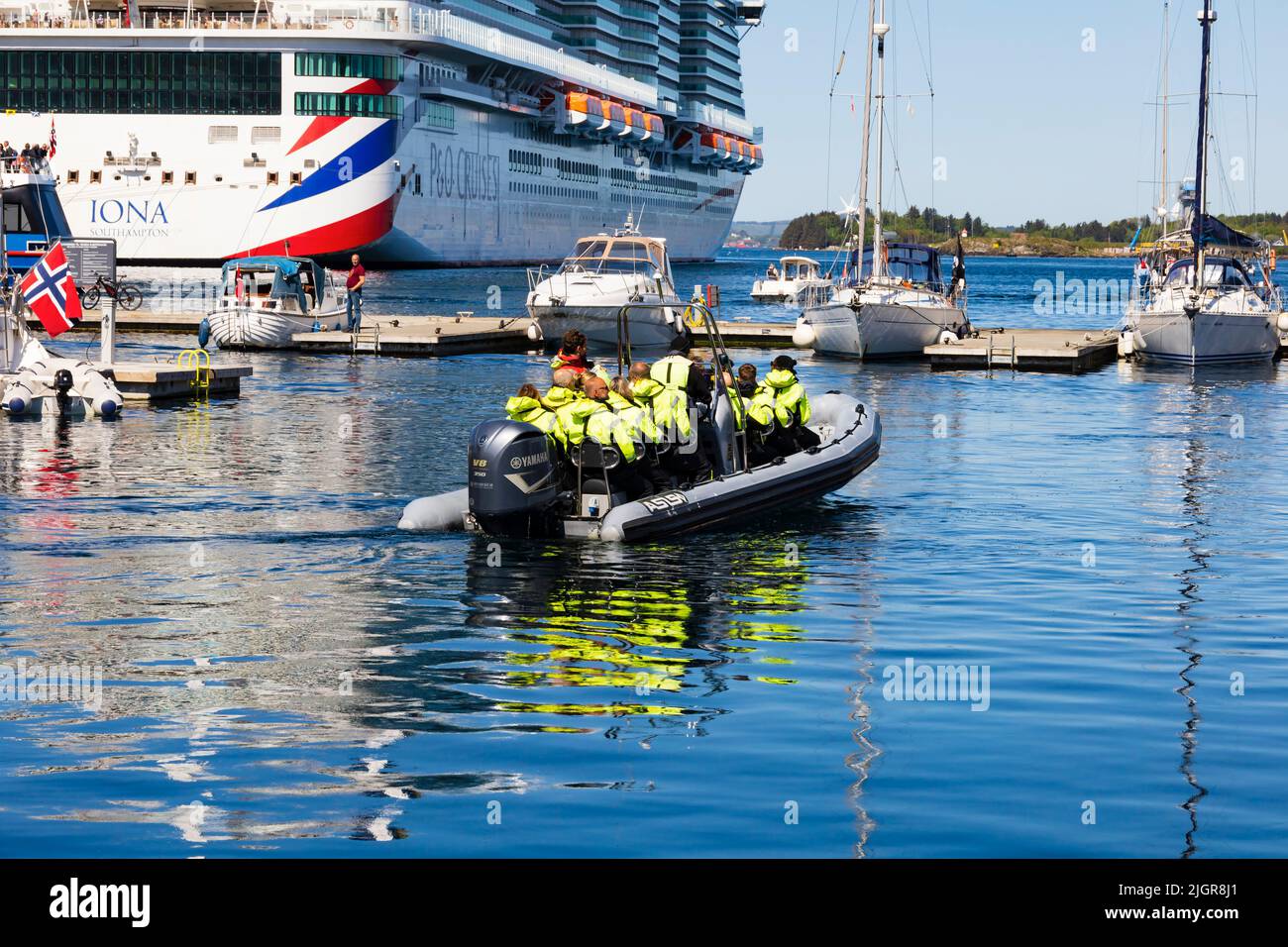 Touristen-Schrillensuchende an Bord eines starren Raiders auf dem Weg zu den Fjorden. P&O-Schiff MS Iona, Stavanger, Norwegen. Stockfoto