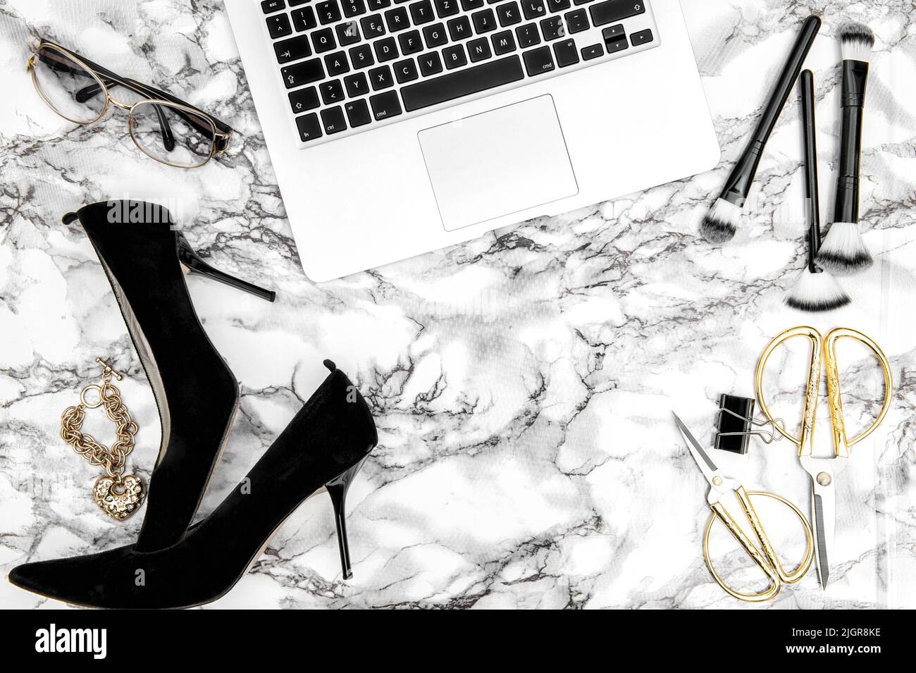 Mode flach Lay für Blogger Social Media. Feminine Accessoires, Notizbücher, Schuhe und Bürobedarf Stockfoto