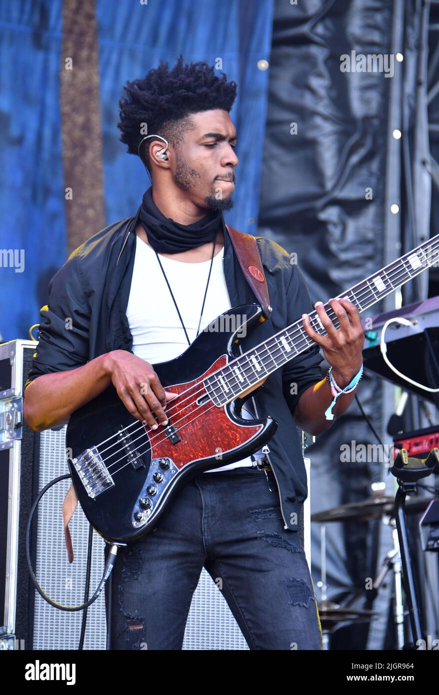 Ein Musiker, der mit Stephen Marley auftritt, wird während eines „Live“-Konzerts auf der Bühne gezeigt. Stockfoto