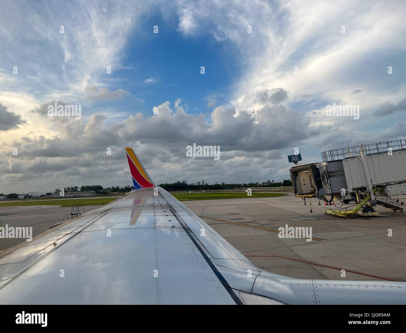 Ft. Lauderdale, FL USA - 1. Juli 2022: Blick auf den Südwestflügel des Flugzeuges von Ft. Lauderdale Airport bereitet sich auf den Start vor. Stockfoto