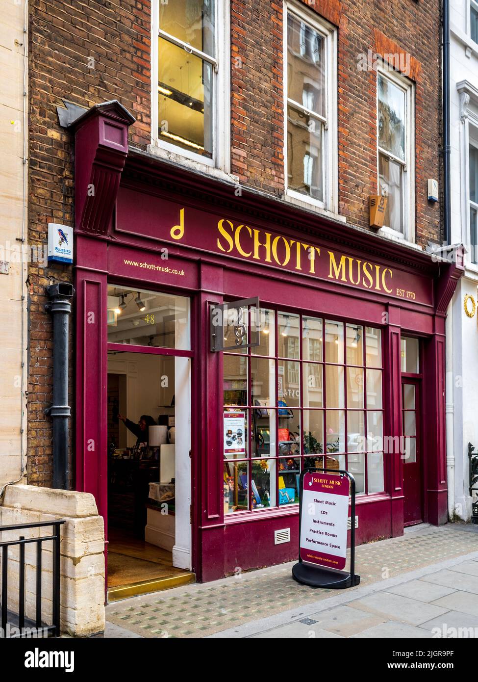 Schott Music London – ein seit langem etabliertes Notengeschäft, das auch Bücher und CDs anbietet. Teil von Schott Music wurde 1770 gegründet. 48 Great Marlborough Street Stockfoto