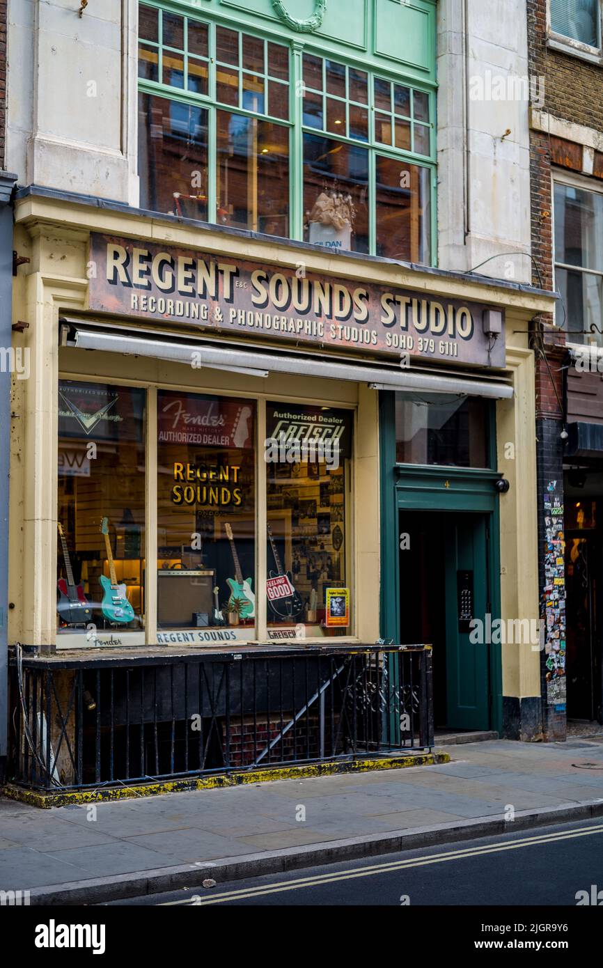 Die historische Regent Sound Studio, jetzt ein Guitar Shop, in Dänemark Street London, einem zentralen Teil des Londoner Musikszene. Siehe Hinweise für Geschichte. Stockfoto