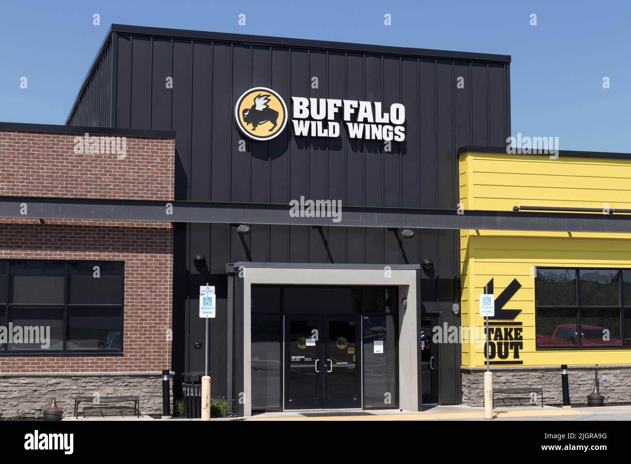 Cincinnati - Circa Juli 2022: Buffalo Wild Wings Restaurant. Buffalo Wild Wings ist auf Buffalo Wings und Saucen spezialisiert. Stockfoto