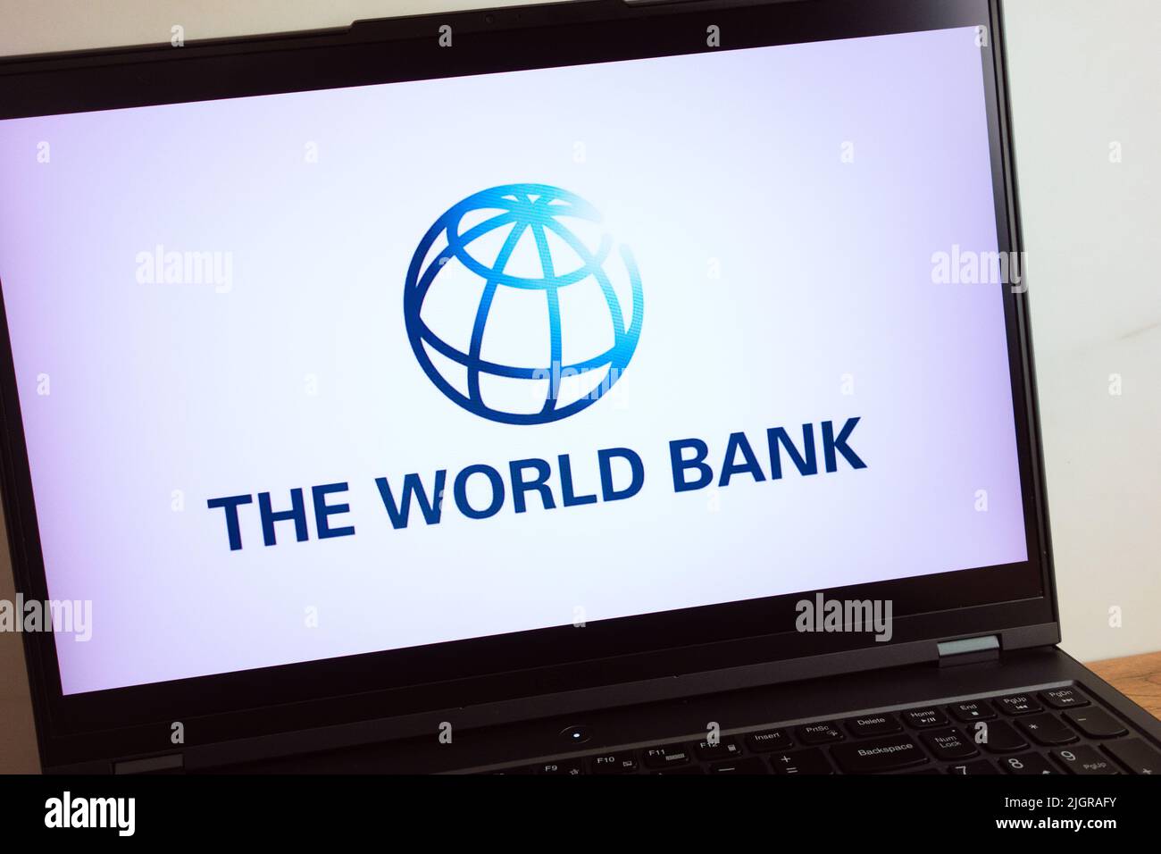 KONSKIE, POLEN - 11. Juli 2022: Das Logo des internationalen Finanzinstituts der Weltbank wird auf dem Laptop-Computerbildschirm angezeigt Stockfoto