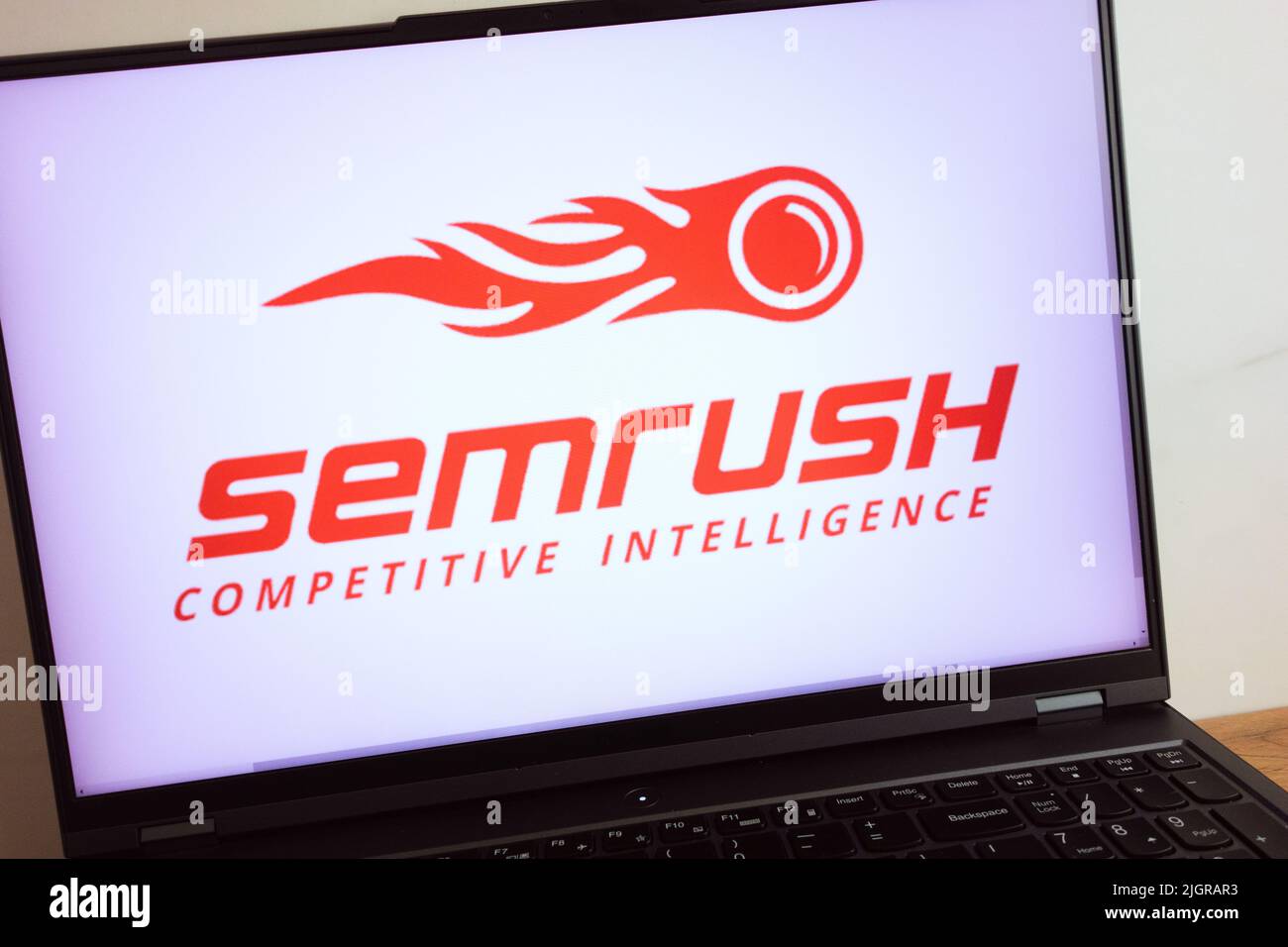 KONSKIE, POLEN – 11. Juli 2022: Das SEMrush Marketing Toolkit-Logo wird auf dem Laptop-Bildschirm angezeigt Stockfoto