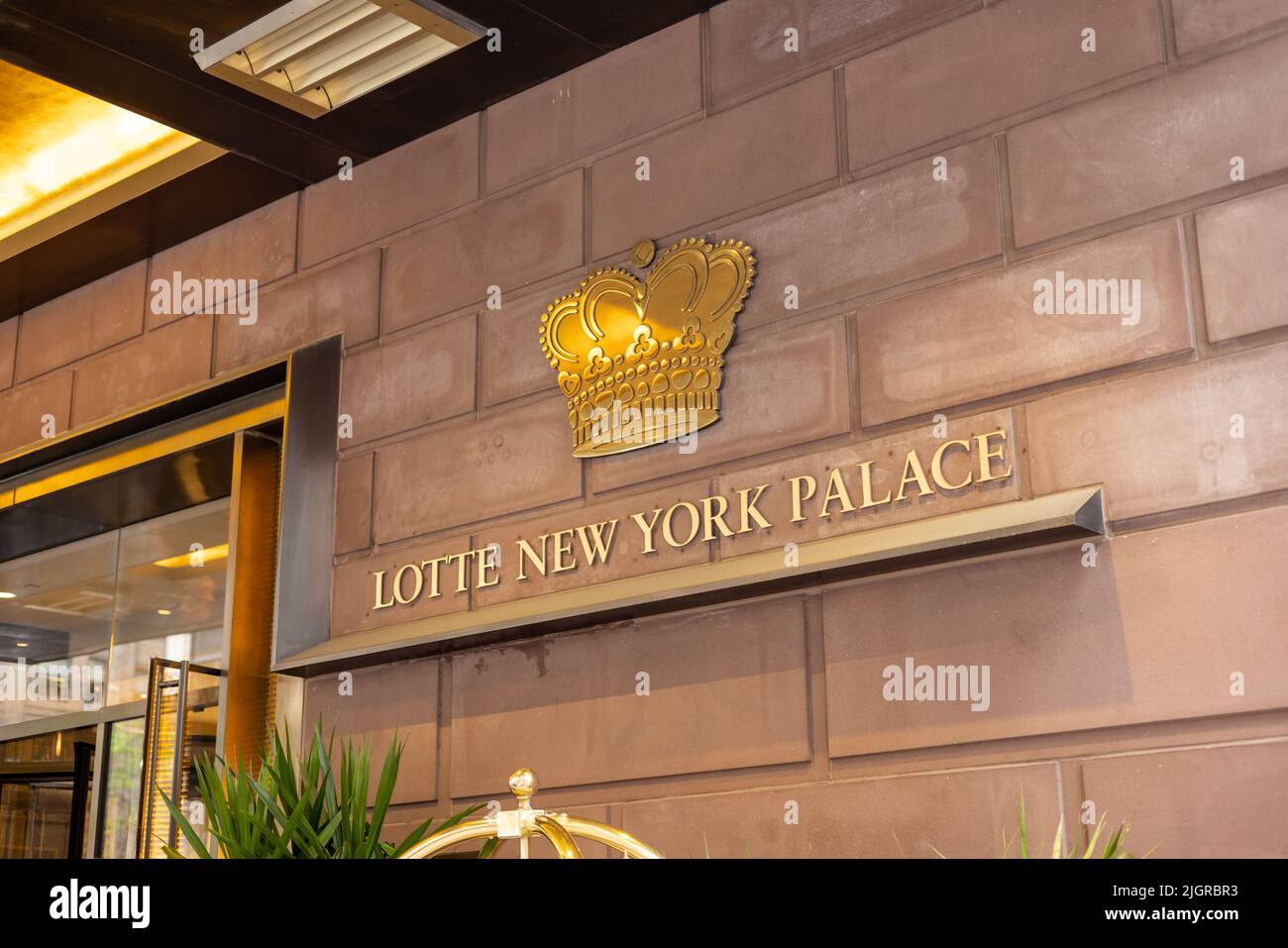 Die Beschilderung des Lotte New York Palace Hotels mit goldener Krone Stockfoto