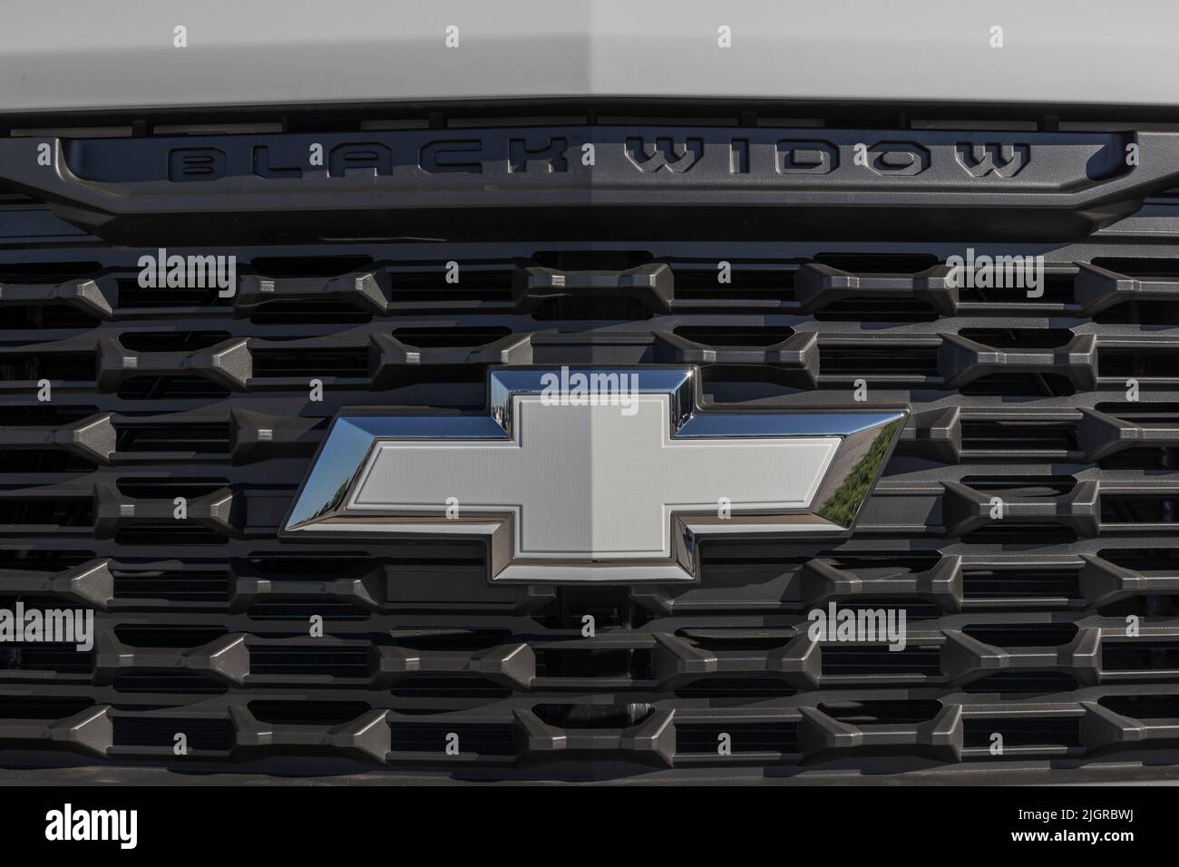 Indianapolis - ca. Juli 2022: Chevrolet Silverado Black Widow-Ausstellung. Chevy bietet den Silverado in individuell modifizierten Modellen an. Stockfoto