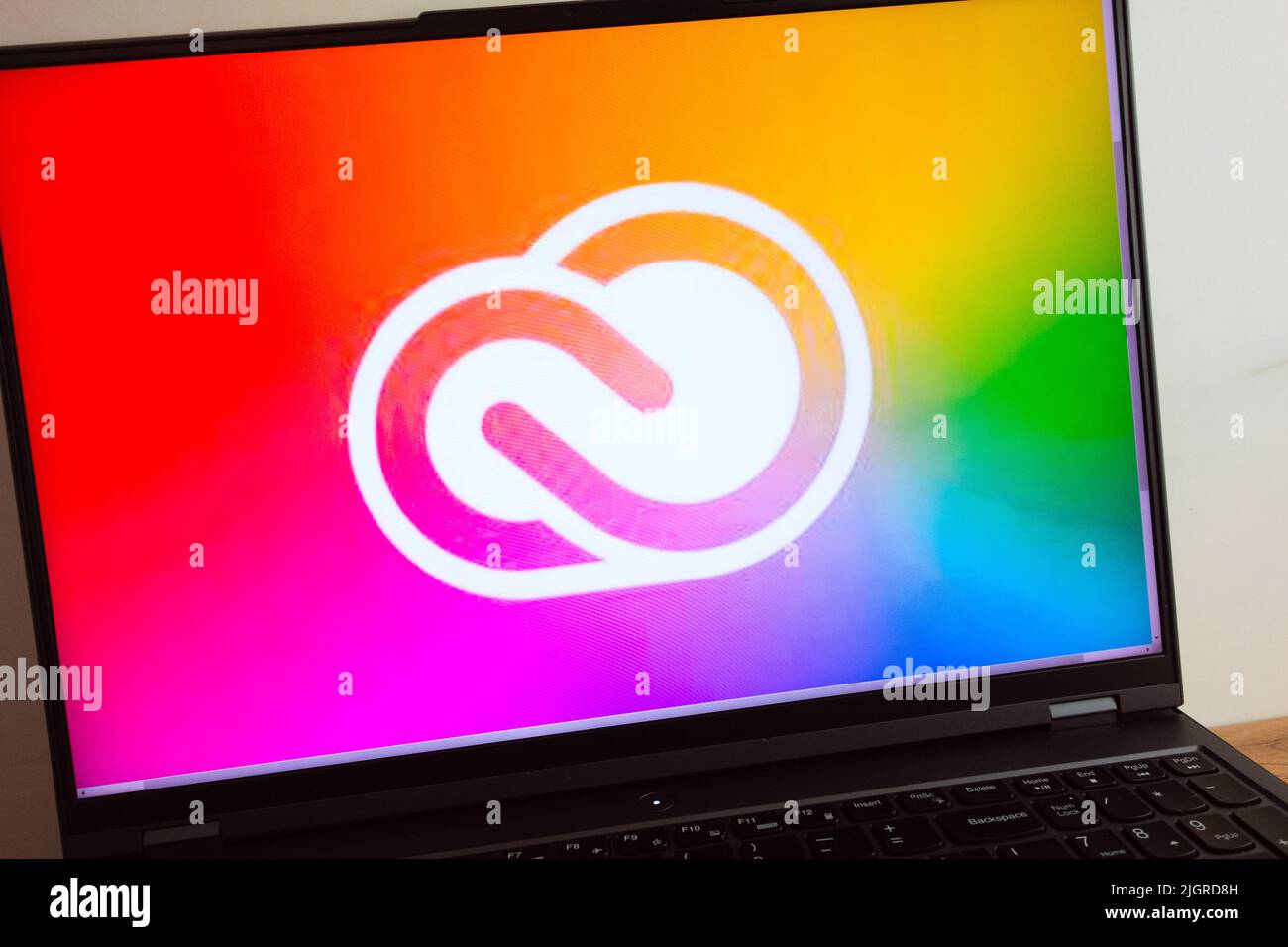 KONSKIE, POLEN - 11. Juli 2022: Adobe Creative Cloud-Logo auf dem Laptop-Bildschirm angezeigt Stockfoto