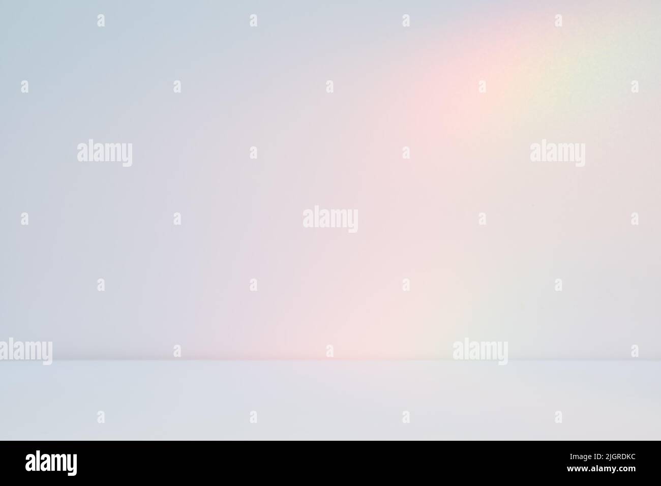 Weißes leeres Podium mit Regenbogen- oder Neonfarben Stockfoto