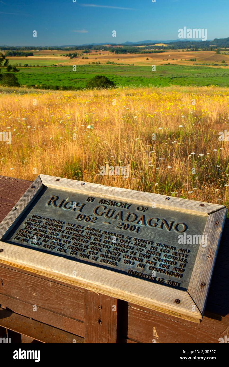Gedenktafel am Baskett Butte entlang des Rich Guadagno Memorial Trail, Baskett Slough National Wildlife Refuge, Oregon Stockfoto