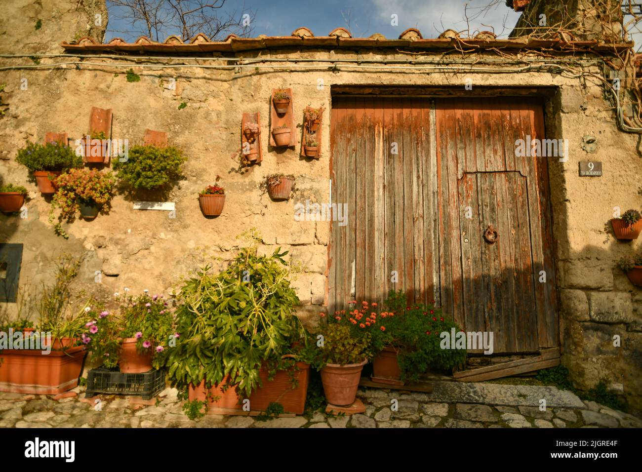Die alte, rustikale Tür eines Hauses im ältesten Viertel der Stadt Caserta, Italien Stockfoto