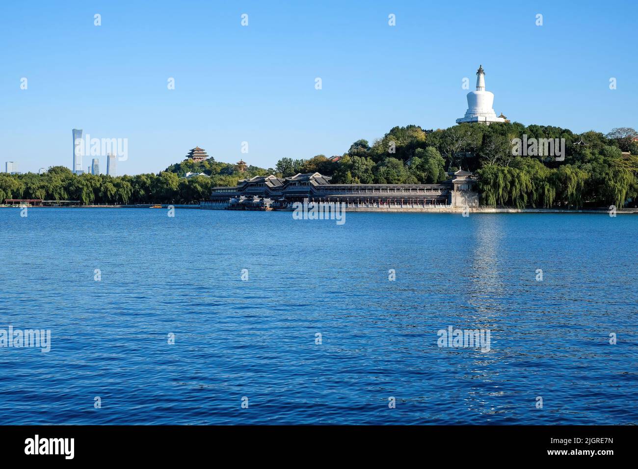 Ein schöner Blick auf den Beihai Park am See an einem wolkenlosen Tag Stockfoto