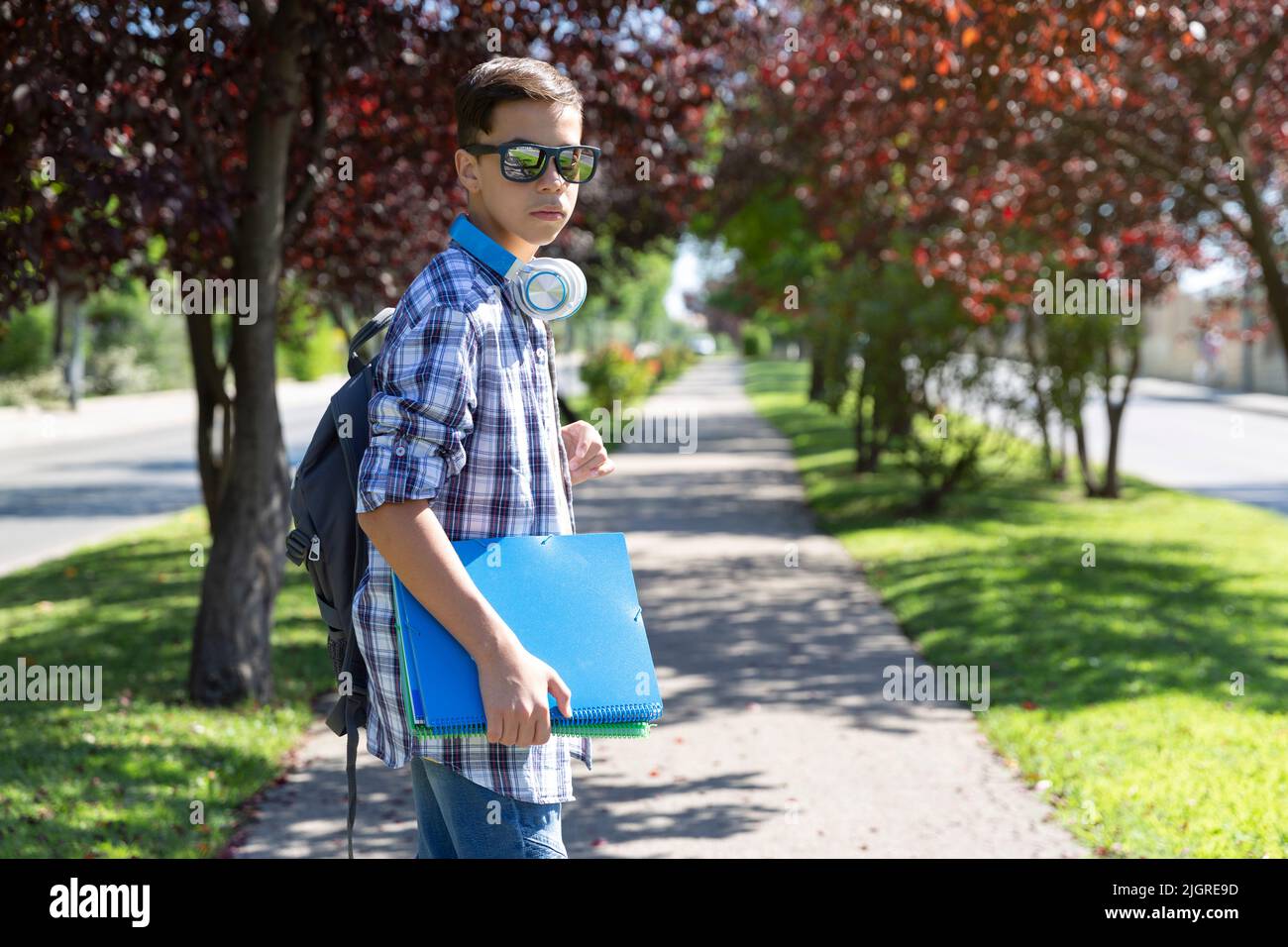 Kaukasischer Teenager-Student Junge mit Rucksack zur High School gehen. Sekundarschulbildung. Platz für Text. Stockfoto