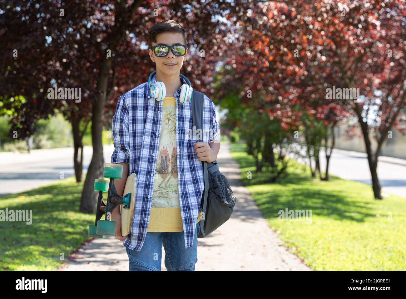 Glücklicher Teenager-Junge kaukasischen Schüler, der zur High School geht. Außenportrait. Sekundarschulbildung. Platz für Text. Stockfoto