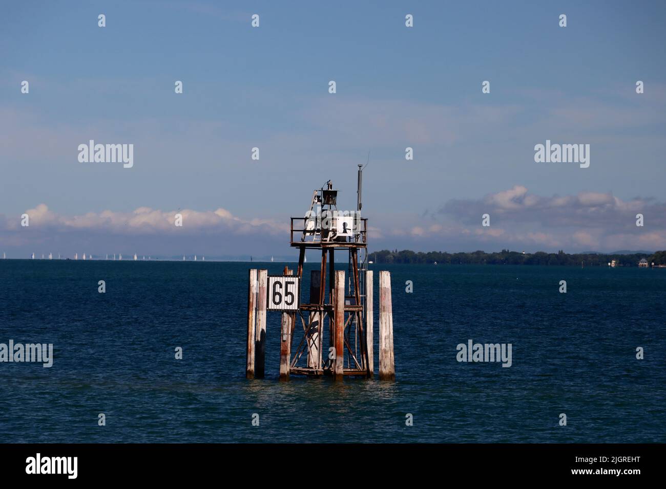 Seezeichen am Eingang des Hafens lindau am Bodensee. Zeigt für Schiffe den Weg in den Hafen an. Stockfoto