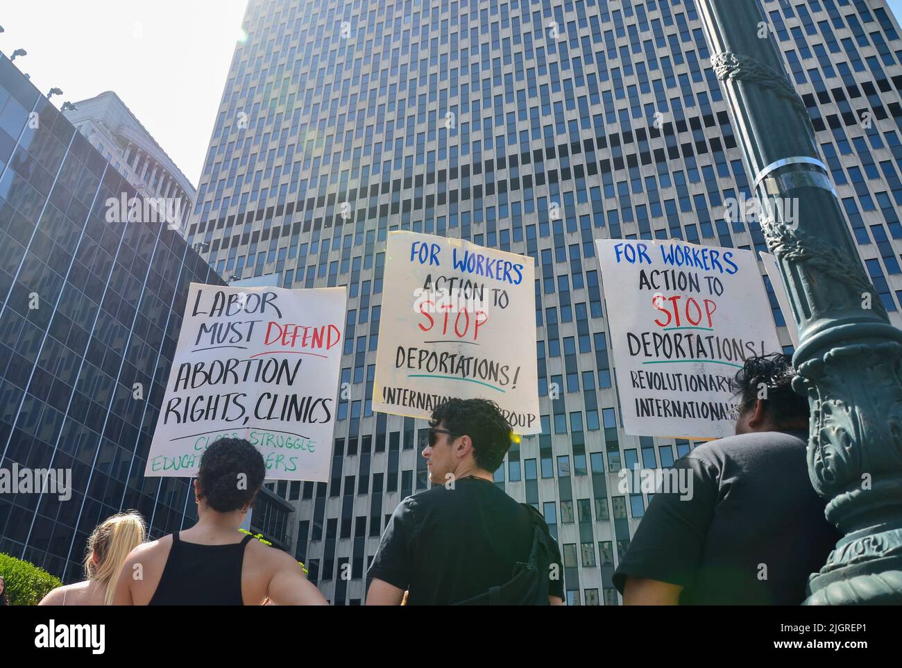 Die jungen Teilnehmer hielten Schilder auf dem Cadman Plaza in Brooklyn, um Gerechtigkeit für Abtreibungsrechte zu fordern Stockfoto