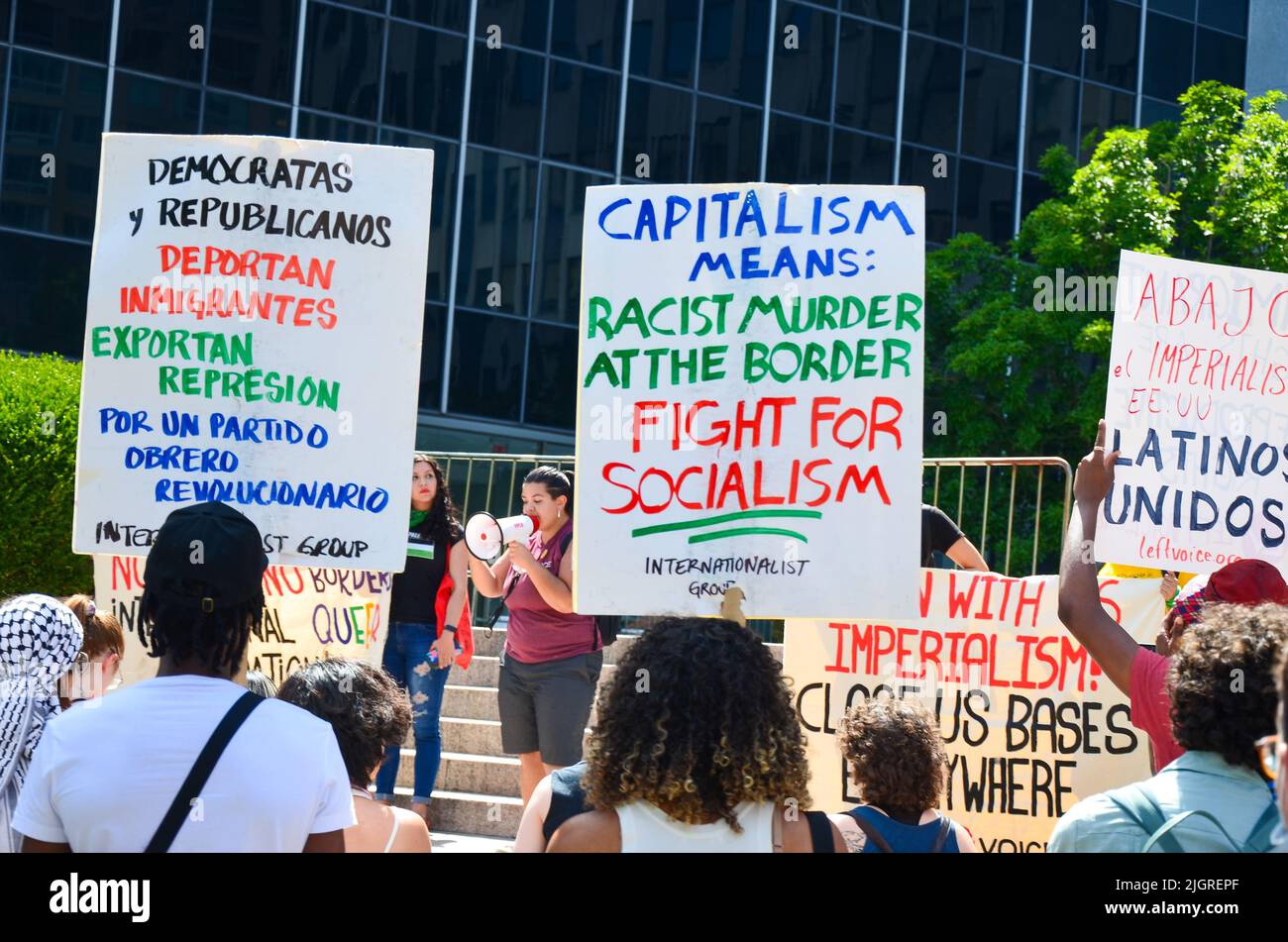 Die jungen Teilnehmer hielten Schilder auf dem Cadman Plaza in Brooklyn, um Gerechtigkeit für Abtreibungsrechte zu fordern Stockfoto