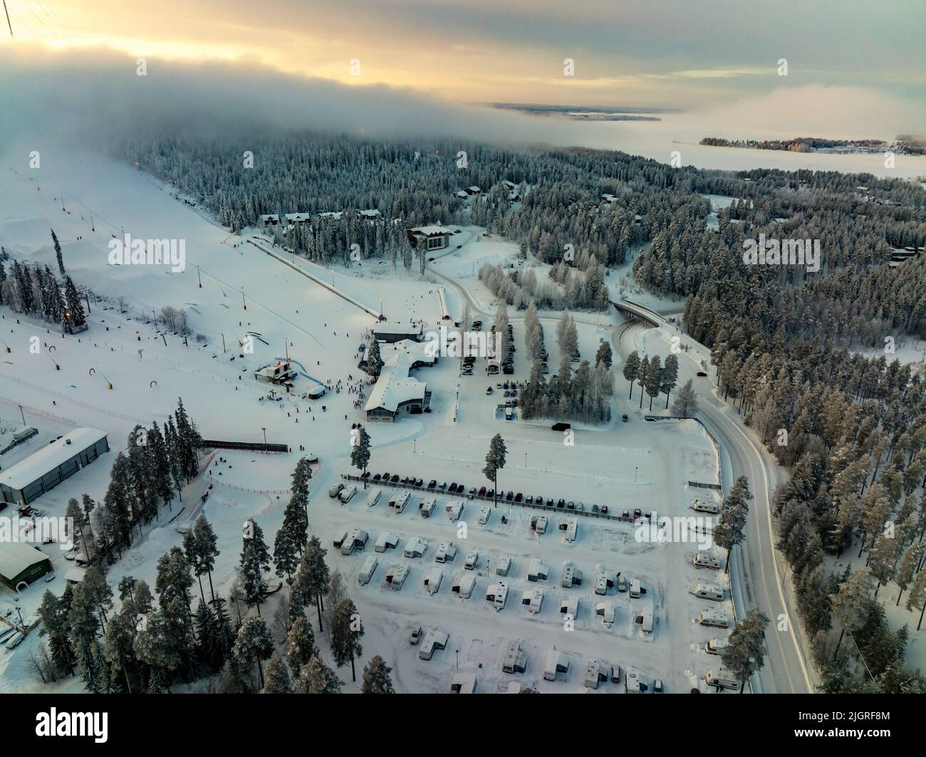 Luftaufnahme des Skigebiets von Vuokatti, Winterabend in Finnland Stockfoto