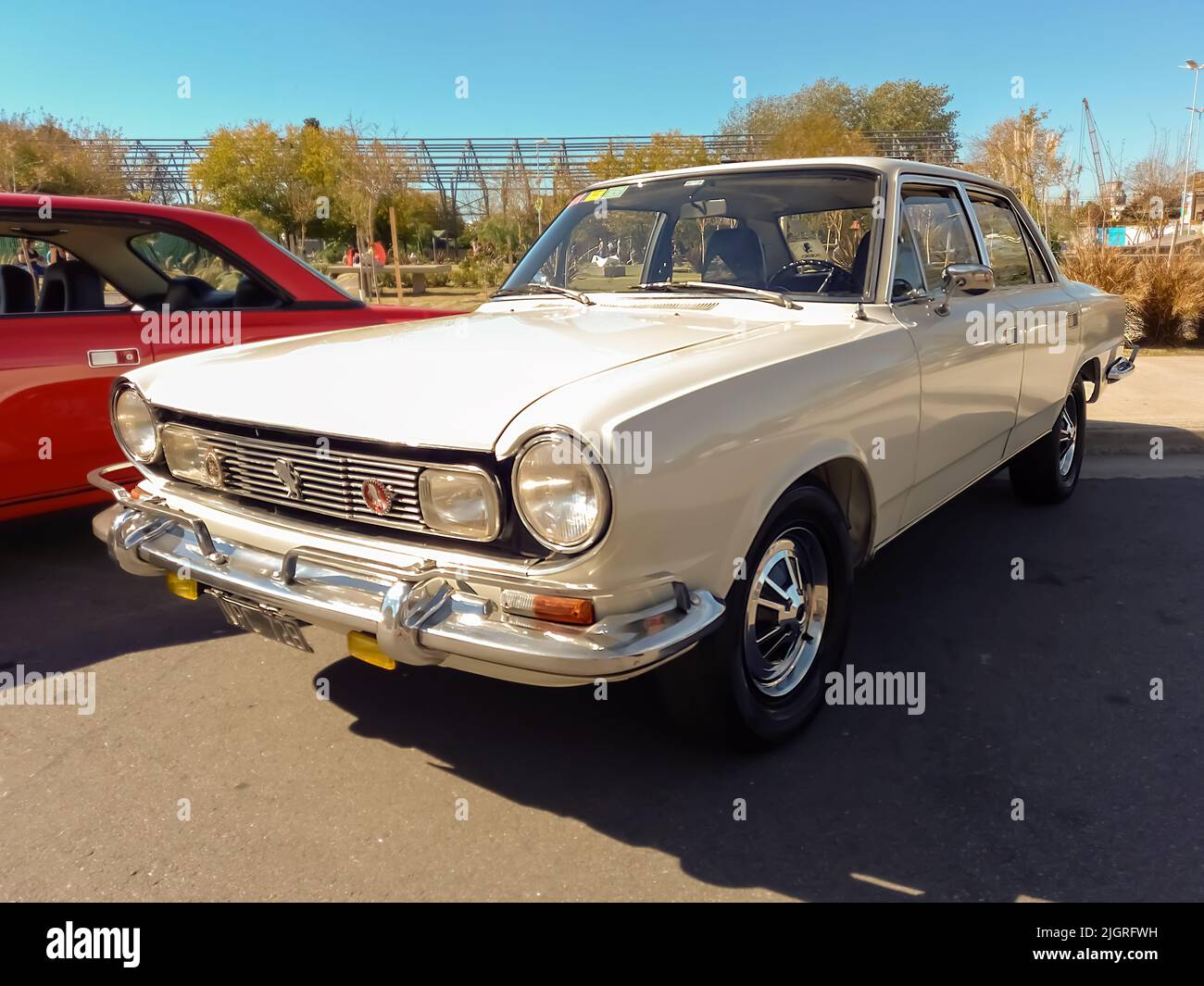 Avellaneda, Argentinien - 7. Mai 2022: Alte weiße sportliche IKA Renault Torino Limousine um 1970 . Expo Fierro 2022 Oldtimer-Show. Copyspace Stockfoto