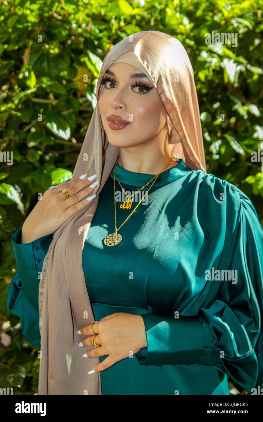 Ein muslimisches Modelmodell posiert in Garden Grove, CA, mit einem Kleid und dem traditionellen Hijab-Kopftuch. Stockfoto