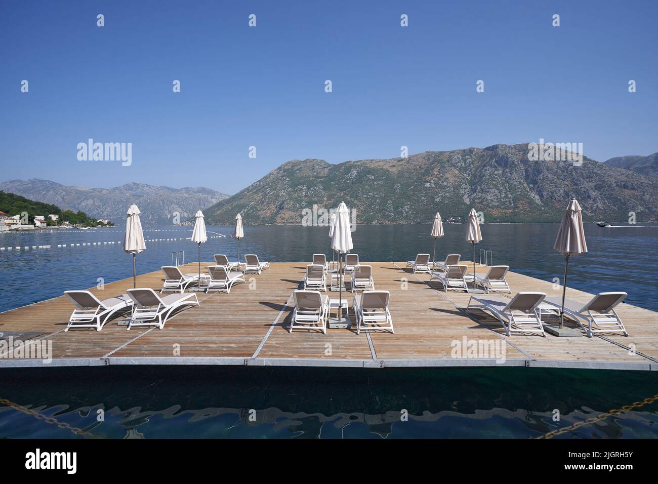 Schwimmende Pier-Plattform im Meer mit Liegestühlen. Stockfoto